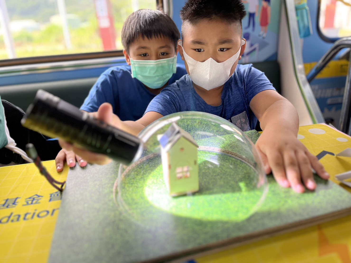 3499拉斯维加斯參與基礎科學主題車廂，以STEAM教學精神，設計「逐日科學家」、「太陽能工程師」以及「淨零建築師」三大能源科普課程和實驗